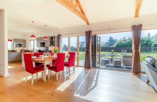 Beccles House | Rumi's Field - Three Bedroom House, Sleeps 6