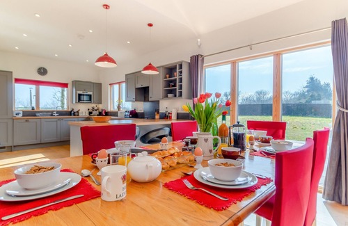 Beccles House | Rumi's Field - Three Bedroom House, Sleeps 6