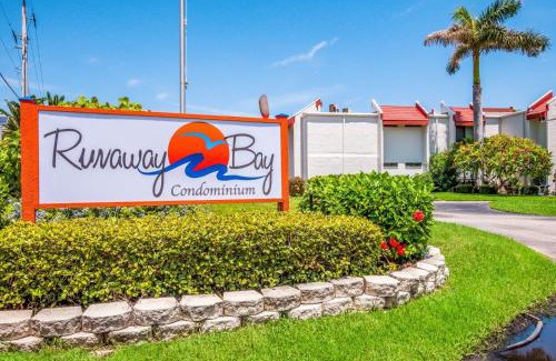 Bradenton Beach Apartment | Runaway Bay 283 condo