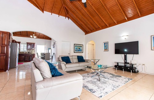 Runaway Bay Apartment | Runaway Bay Gem! Summ