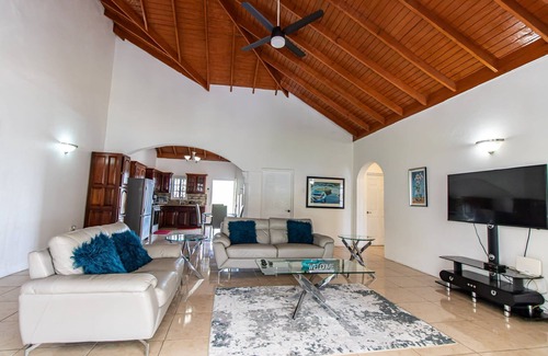 Runaway Bay Apartment | Runaway Bay Gem Summa
