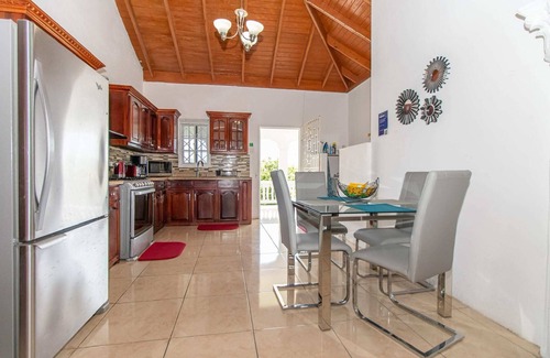 Runaway Bay Apartment | Runaway Bay Gem Summa