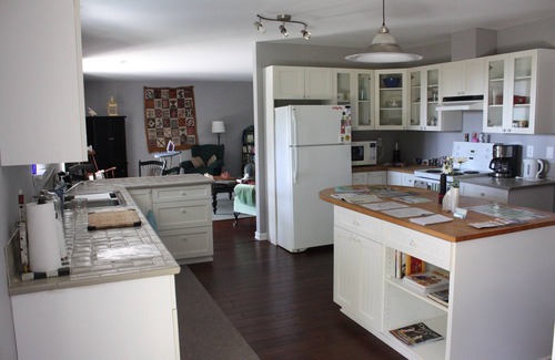 Gibsons Apartment | Runner, Bikers, Writers, Nature Lovers - A Family Friendly Vacation Home for You