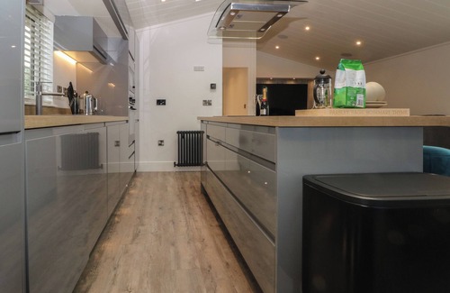 Knott End-on-Sea Cottage | RUPERTS RETREAT, family friendly, with hot tub in Garstang
