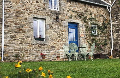 Plouguenast Cottage | Rural country cottage with hot tub in the tranquil Breton countryside