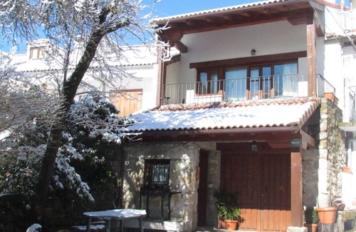 Navarredonda de Gredos Cottage | Rural house Gredos allows animals, terrace overlooking the Gredos