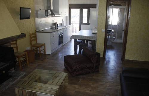 Cuevas del Valle House | Rural House 'Rural Las Pegueras' with Mountain View, Wi-Fi and Air Conditioning