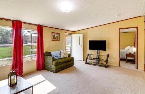 Dabolt House | Rural Kentucky Vacation Rental about 15 Mi to London!