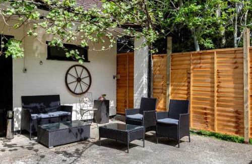 Fifield House | Rural Lodge stay In Windsor! Hot Tub! Sleeps 20