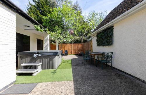 Fifield House | Rural Lodge stay In Windsor! Hot Tub! Sleeps 20