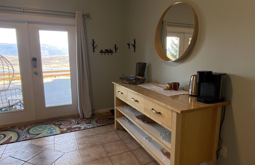 Vernon House | Rural retreat overlooking Swan Lake w/artist studio on site