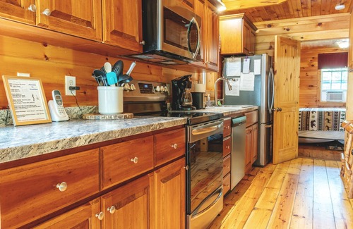 Deep Gap Cabin | Rushing Trout Stocked Creek in backyard. FIBER OPTICS WIFI Hot Tub!