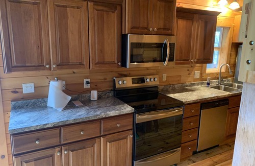 Deep Gap Cabin | Rushing Trout Stocked Creek in backyard. FIBER OPTICS WIFI Hot Tub!