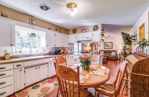 Windsor House | Russell Springs Getaway, 10 Mi to Lake Cumberland!