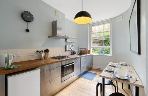 St. Pancras Apartment | Russell Square Vintage - 2 Cozy Bed Home