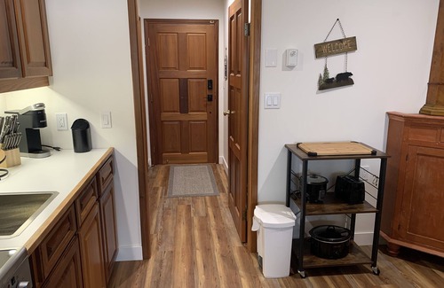 Lone Butte Apartment | Rustic 1 Bdrm Suite, Lakeside - Wolf Den