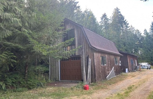 Shawnigan Lake House | Rustic 1-Bedroom farm style loft with fire pit