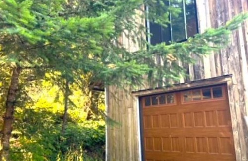 Shawnigan Lake House | Rustic 1-Bedroom farm style loft with fire pit