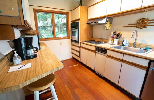 Monterey House | Rustic 3bd Lake Front Country Cottage