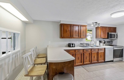 New River House | Rustic 4BR Mountain Escape – Family & Pet-Friendly Retreat Near Virginia Tech