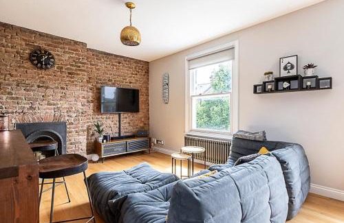 Brixton Hill Apartment | Rustic and Contemporary Haven in Brixton