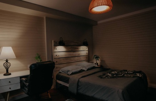 Surrey House | Rustic Aurora- Perfect Getaway in the central location