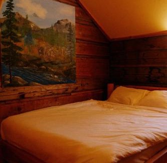 Golden Hotel | Rustic Beaverfoot Lodge Room N10