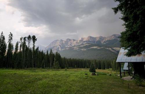 Golden Hotel | Rustic Beaverfoot Lodge Room N10