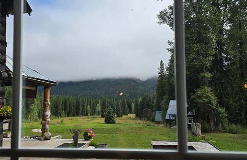 Golden Hotel | Rustic Beaverfoot Lodge Room N10