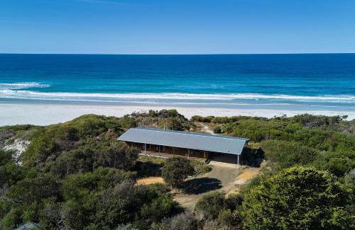 Douglas River House | Rustic by the sea ~ a timeless holiday retreat!