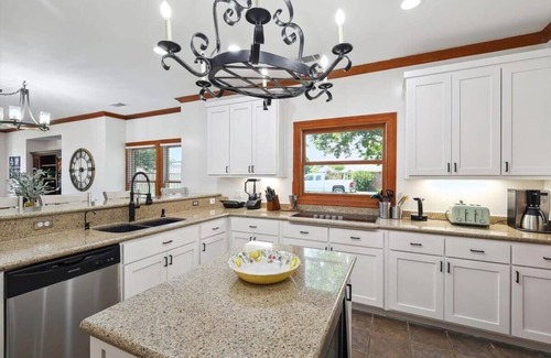 McKinney House | Rustic Cabin Mansion - Hot tub, Gym, Cinema, Pool