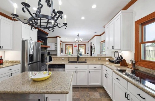 McKinney House | Rustic Cabin Mansion - Hot tub, Gym, Cinema, Pool