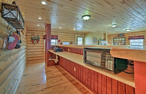 Sterling Cabin | Rustic Cabin Near Palisade State Park w/Deck!