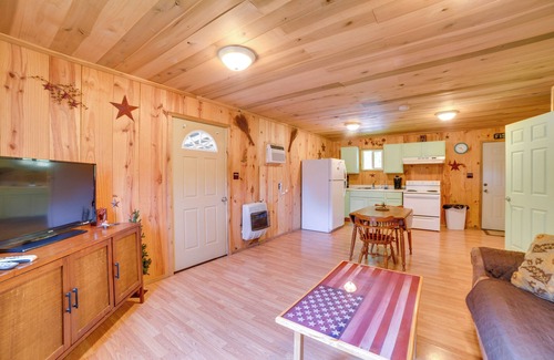 New Concord Cabin | Rustic Cabin on Farm ~ 4 Mi to Kentucky Lake!