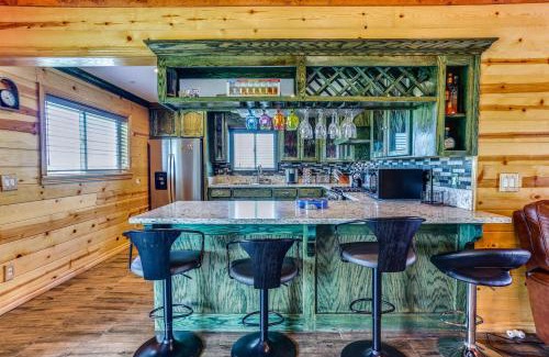 Tulare House | Rustic California Vacation Rental with Rooftop Patio