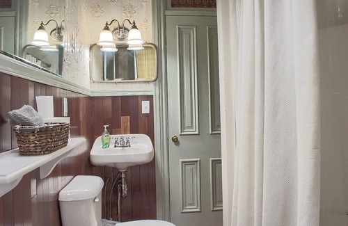 Ranshaw Bed & Breakfast | Rustic Charm/King Bed + Roku/Private Bath
