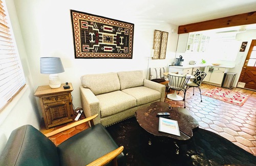 Historic Eastside Condo | Rustic charm meets comfort—king bed, AC, patio, walk 5 mins Canyon Rd, and Plaza