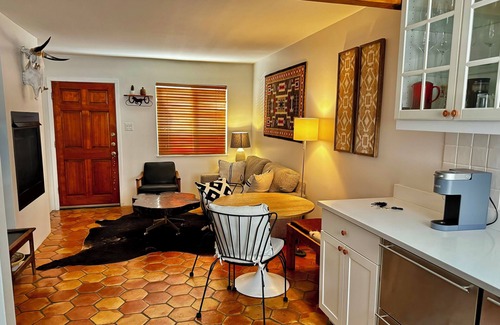 Historic Eastside Condo | Rustic charm meets comfort—king bed, AC, patio, walk 5 mins Canyon Rd, and Plaza