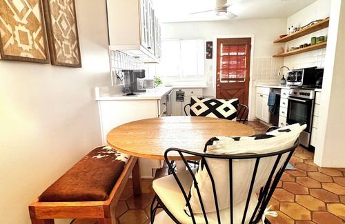 Historic Eastside Condo | Rustic charm meets comfort—king bed, AC, patio, walk 5 mins Canyon Rd, and Plaza