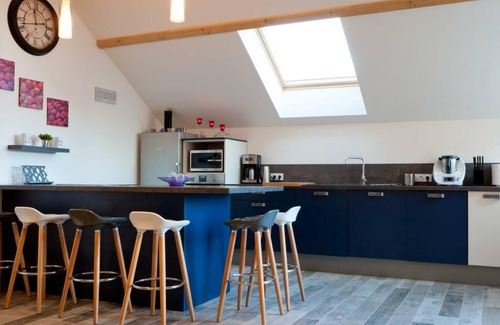 Le Cercueil Cottage | Rustic Charm & Modern Comfort: Cozy Cottage, 4 Bedrooms, Fireplace, Pet-Friendly, Outdoor Fun