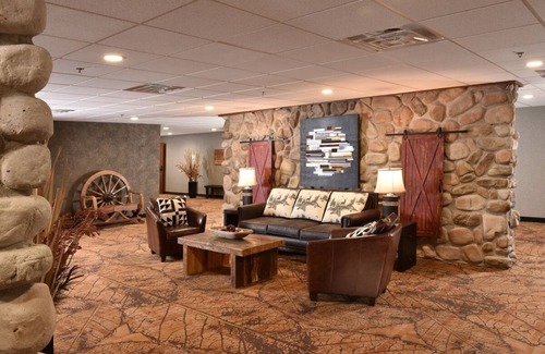 Onalaska Hotel | Rustic Charm: Spacious Rooms & Suites with Scenic Views in Onalaska