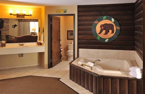 Onalaska Hotel | Rustic Charm: Spacious Rooms & Suites with Scenic Views in Onalaska