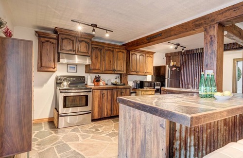 Pefferlaw Cottage | Rustic Chic 4BR Lakehouse | Hot Tub, Ice Fishing