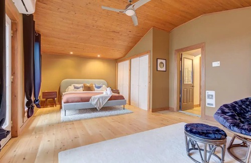 Pefferlaw Cottage | Rustic Chic 4BR Lakehouse | Hot Tub, Ice Fishing