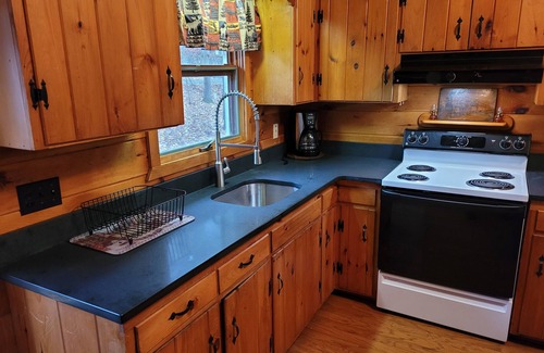 Tafton Cabin | Rustic Cottage Getaway by Lake Wallenpaupack - 2 bedroms and Large Loft
