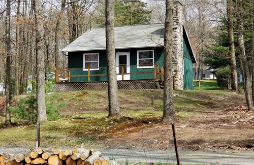 Tafton Cabin | Rustic Cottage Getaway by Lake Wallenpaupack - 2 bedroms and Large Loft