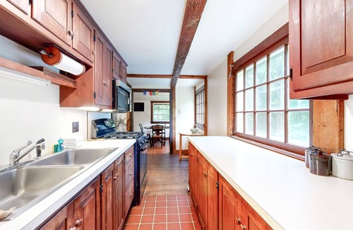 Grafton House | Rustic country home, wifi, firepit, w/d, kitchen, VAST trail, dog-friendly, TV's