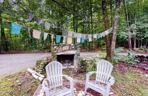 Grafton House | Rustic country home, wifi, firepit, w/d, kitchen, VAST trail, dog-friendly, TV's