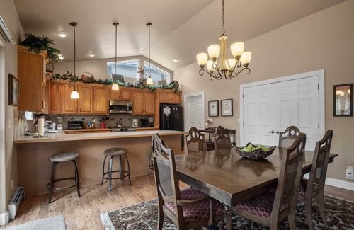 Leadville North House | Rustic & Cozy 4BR - Fenced In Spacious Deck, BBQ