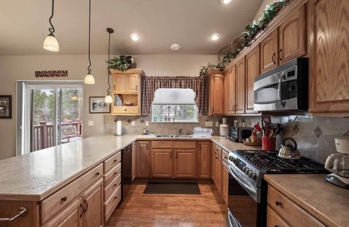 Leadville North House | Rustic & Cozy 4BR - Fenced In Spacious Deck, BBQ